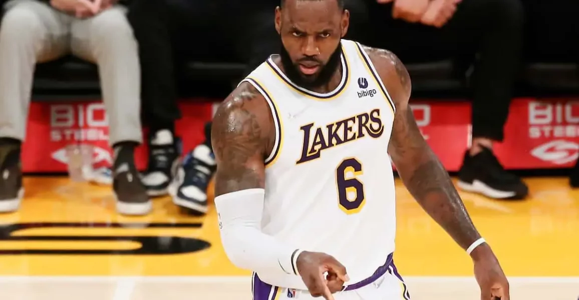 Les minutes de LeBron James ont été limitées contre les Nuggets