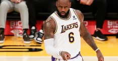 LeBron réclame le ballon, D’Angelo Russell l’ignore royalement…