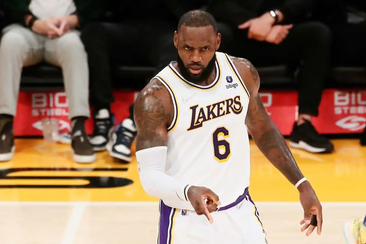 LeBron réclame le ballon, D’Angelo Russell l’ignore royalement…