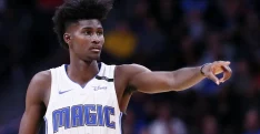 Jonathan Isaac songe à porter les chaussures de Donald Trump lors d’un match NBA