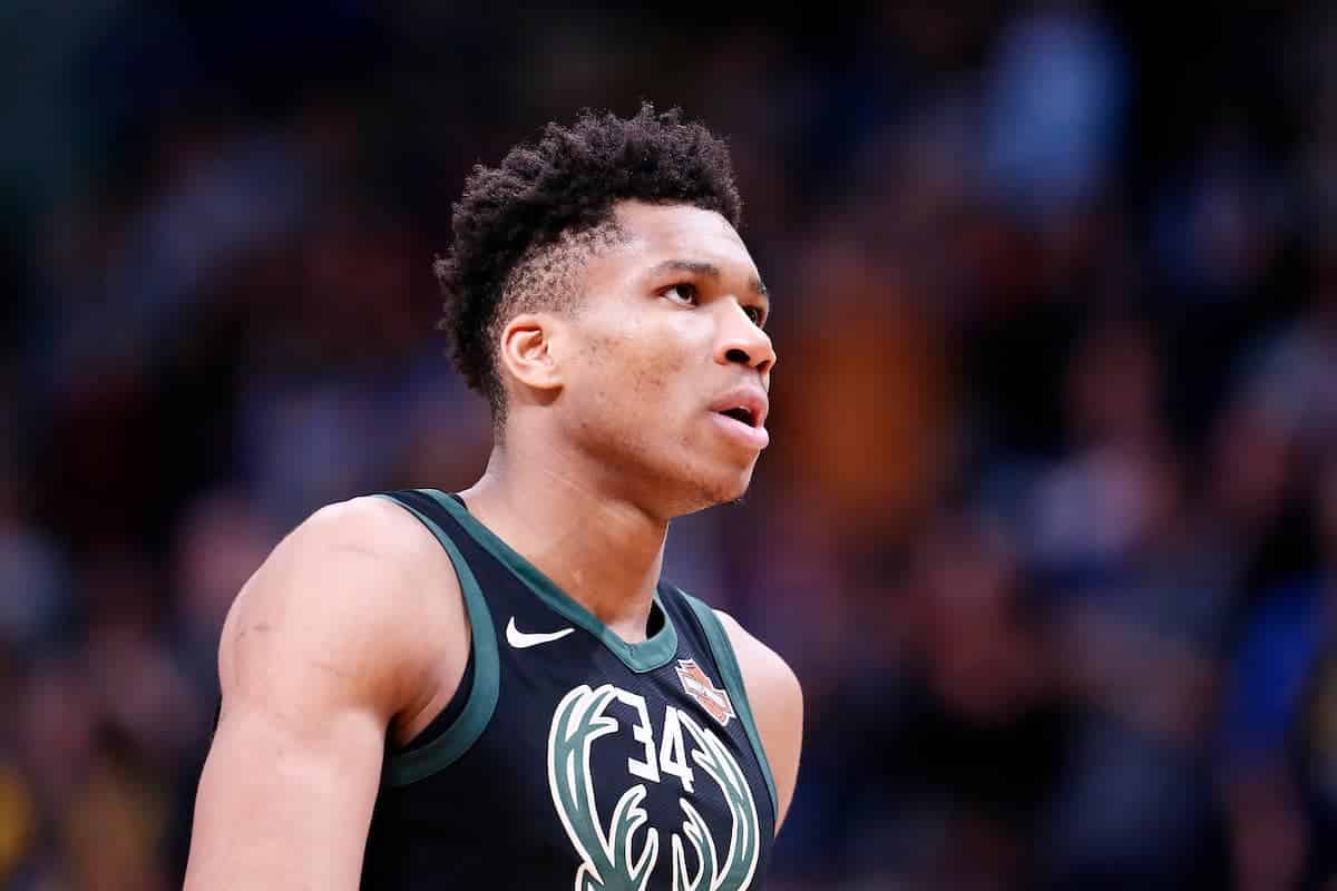 🎞 Le poster de la nuit : Giannis Antetokounmpo a écrabouillé Nikola Vucevic ! 😲