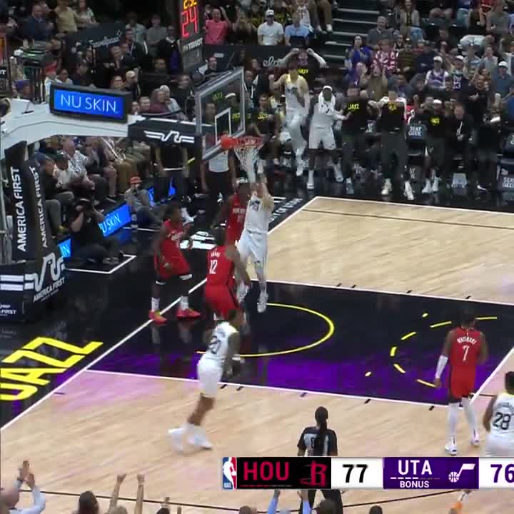 John Collins et Lauri Markkanen s’amusent avec Steven Adams : la pré-saison, c’est aussi pour ça !
