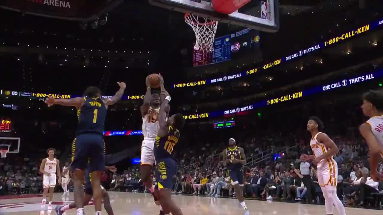 La passe entre les jambes de Zaccharie Risacher pour Clint Capela